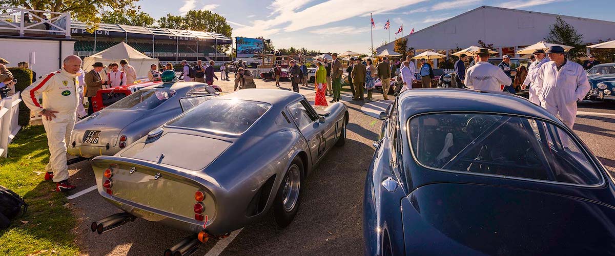 Historische Rennwagen im Fahrerlager des Goodwood Revival, darunter eine seltene Lancia D24 aus den 1950er-Jahren.