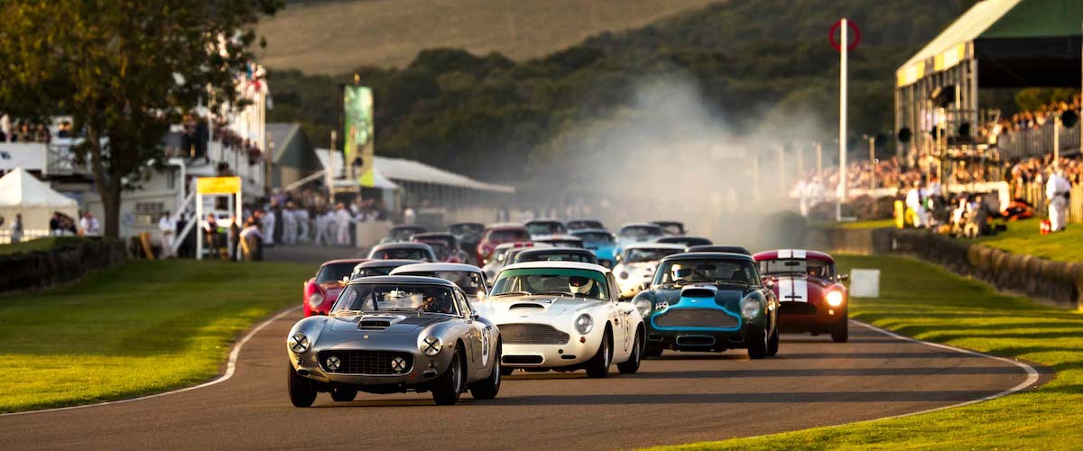 Seltene GT- und Sportwagen aus den goldenen Jahren des Motorsports auf dem Goodwood Motor Circuit.
