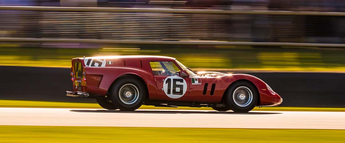Ferrari 250 GT Breadvan bei voller Fahrt auf dem Goodwood Motor Circuit während des Goodwood Revival.