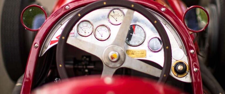 Cockpit eines historischen Rennwagens beim Goodwood Revival.