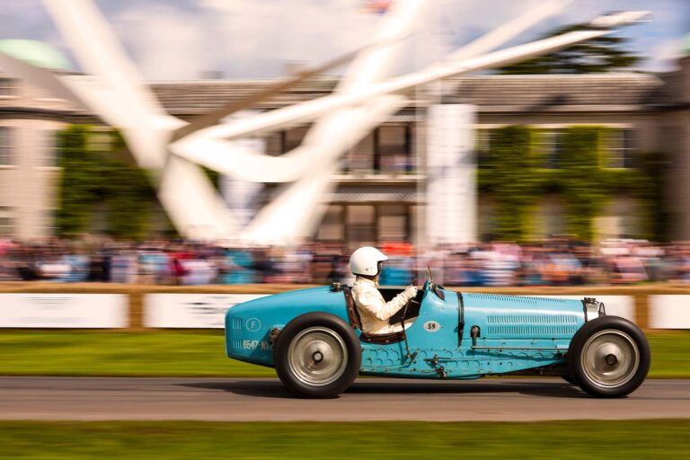 Historischer Bugatti Grand-Prix-Rennwagen auf der Hillclimb beim Goodwood Festival of Speed.