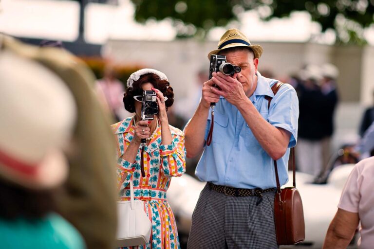 Besucher mit historischen Filmkameras beim Goodwood Revival.