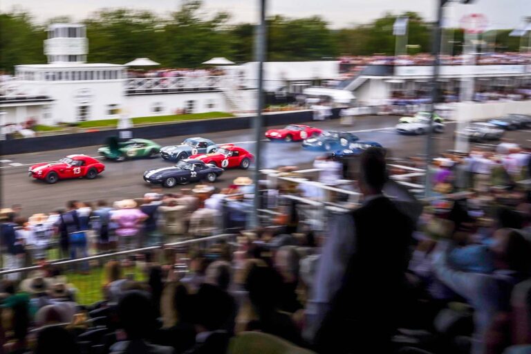 Historisches Starterfeld beim Goodwood Revival vor begeisterten Zuschauern.