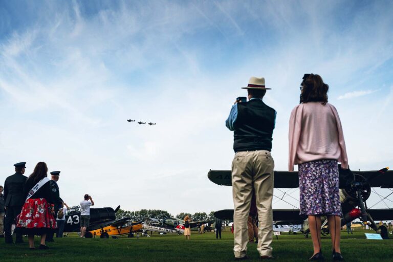 Historische Flugzeuge und Besucher beim Goodwood Revival Air Display.