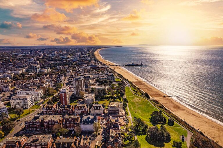 Luftaufnahme der Küste von Bournemouth an der englischen Südküste.
