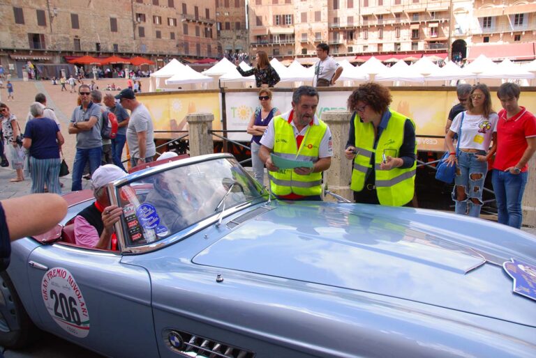 BMW 507 at a checkpoint in Siena's Piazza del Campo during the Gran Premio Nuvolari.