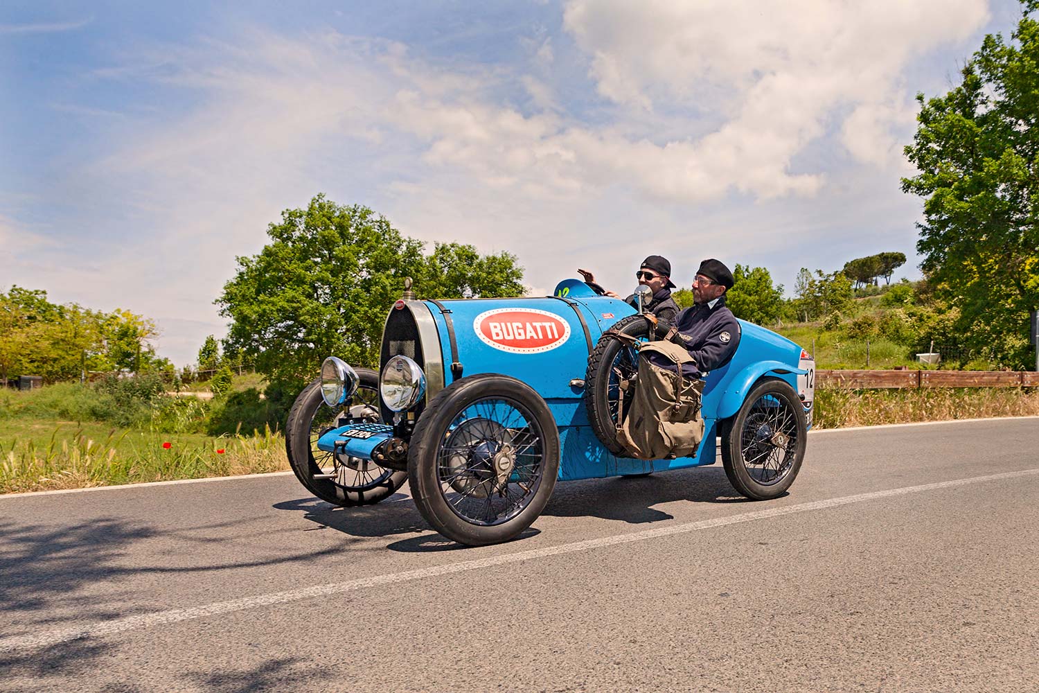 Bugatti Typ 35 bei der Mille Miglia auf einer Landstraße in der Toskana.
