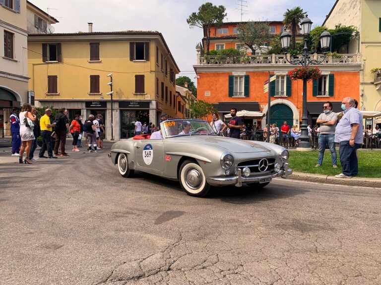 Mercedes-Benz 300 SL Roadster bei der Mille Miglia auf einer historischen Piazza in Italien.